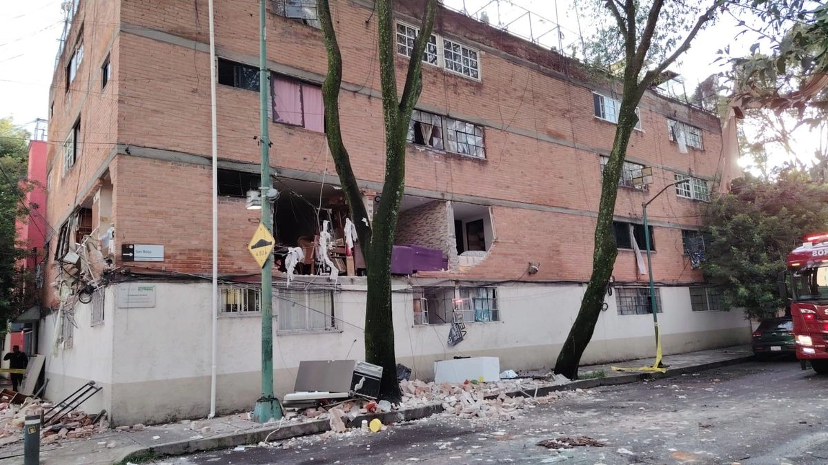 Esta madrugada se registró una explosión por acumulación de gas en unos departamentos ubicados en la calle Edzná número 42, en la colonia Independencia de la alcaldía Benito Juárez, en la Ciudad de México, el 15 de agosto de 2025. 