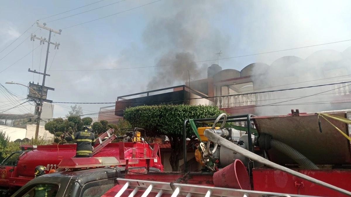 Bomberos arribaron al lugar de la explosión por acumulación de gas en la calle Piso y Otavalo, en la colonia Lindavista de Gustavo A. Madero, el 6 de diciembre de 2025. Foto 