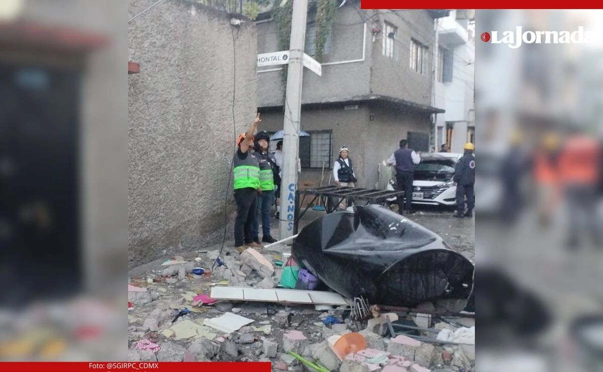 El siniestro ocurrió la tarde de este domingo en el cruce de las calles Guay Cura y Náhuatl, cuando un fuerte estruendo cimbró el segundo piso de la vivienda y alertó a los vecinos de la zona.