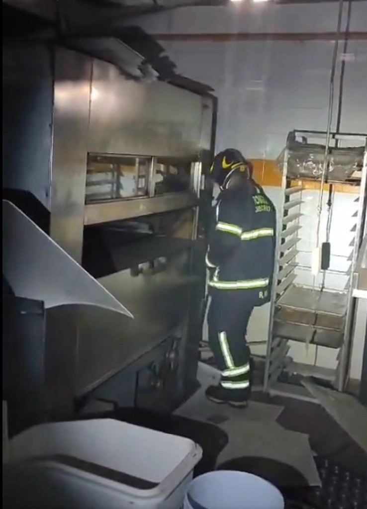 Personal del Heroico Cuerpo de Bomberos acudió al lugar para atender el reporte de fuego. Foto Tomada de X @Bomberos_CDMX
