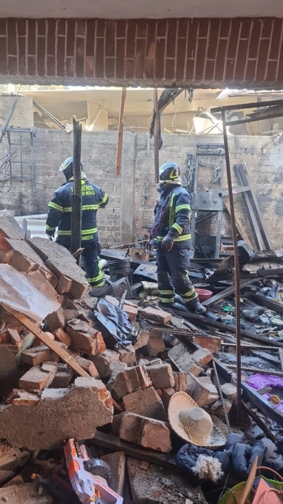 Un saldo de dos lesionados y dos vehículos dañados fue el resultado de una explosión por pirotecnia en un inmueble ubicado en Canal del Vado, colonia Los Reyes, en San Andrés Mixquic, en la alcaldía de Tláhuac, Ciudad de México, el 22 de enero de 2024. Foto tomada de X @Bomberos_CDMX