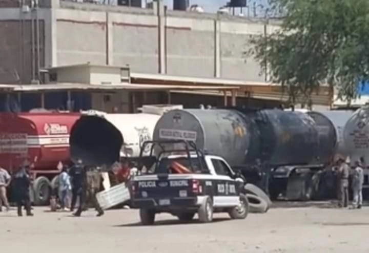 Autotanques de Gasolina y Gas Licuado del Petróleo (GLP) que resultaron dañados tras la explosión en la colonia El Llano, Hidalgo, el 8 de julio de 2022. Foto La Jornada 