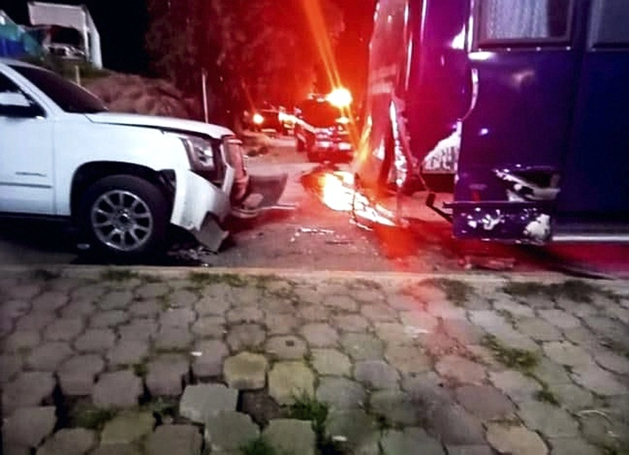 Instantes después de la explosión, policías estatales agredieron físicamente a dos reporteros locales: Eduardo Pesci Natera y Lucía Dinora Bañuelos, cuando intentaron acercarse a la zona, para grabar imágenes. Foto 'La Jornada'