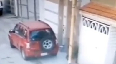Imagen tomada de un video donde se aprecia a un sujeto colocar el explosivo frente a la vivienda.