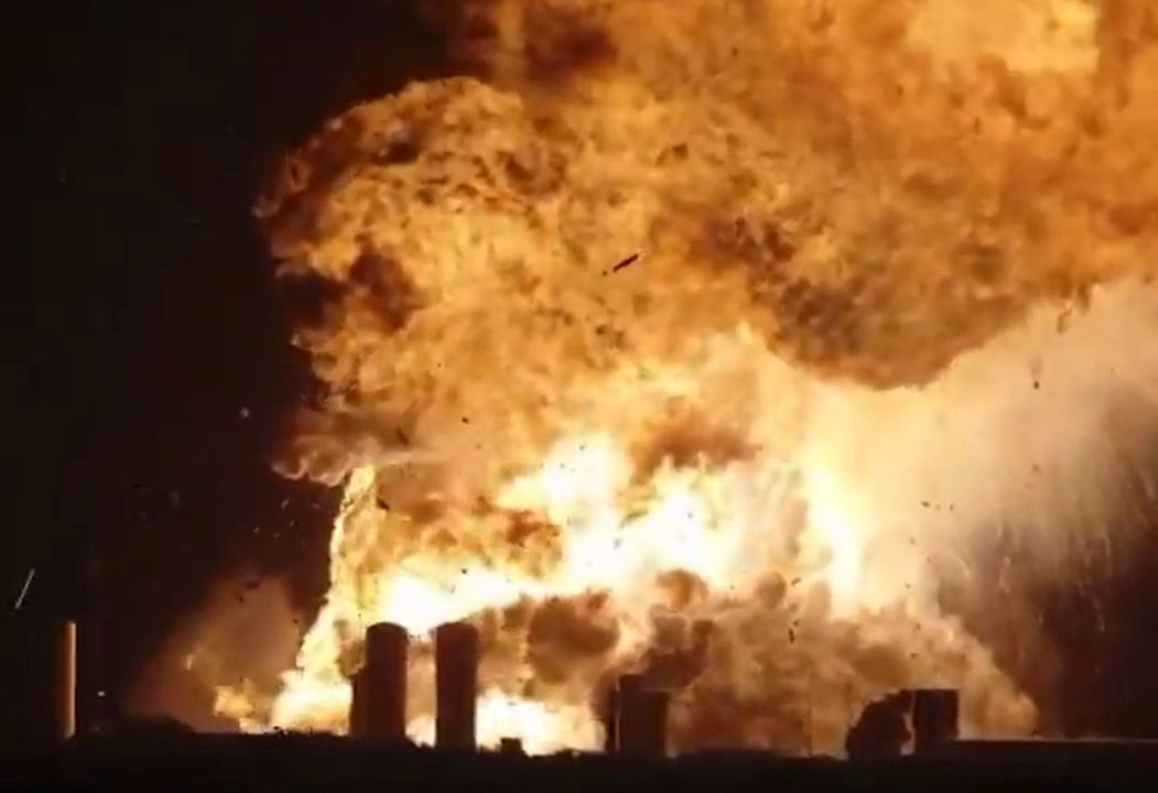 Un cohete de SpaceX que estaba siendo probado en Texas explotó el miércoles por la noche, y provocó una llamativa bola de fuego en el cielo. 