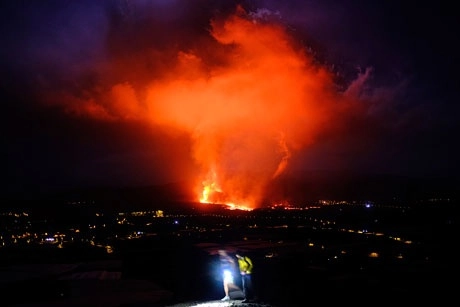 El coloso Cumbre Vieja arrojó otra gran oleada de lava en dirección al mar, lo que obligó a cerrar el aeropuerto y evacuar otras tres localidades de la pequeña isla española. Foto Ap