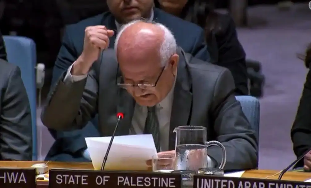 Tras la apremiante situación que se vive en Gaza, donde Israel no sólo mantiene a cuentagotas el flujo de ayuda humanitaria, sino que ayer incluso sus tropas abrieron fuego contra civiles hambrientos, de los que mató a 10 y dejó heridos a 62, Riad Mansur rompió en llanto y golpeó la mesa al reprochar en la Asamblea de Naciones Unidas: “¿Cómo puede alguien ver la situación en la franja sin tener el coraje de hacer algo?” Foto