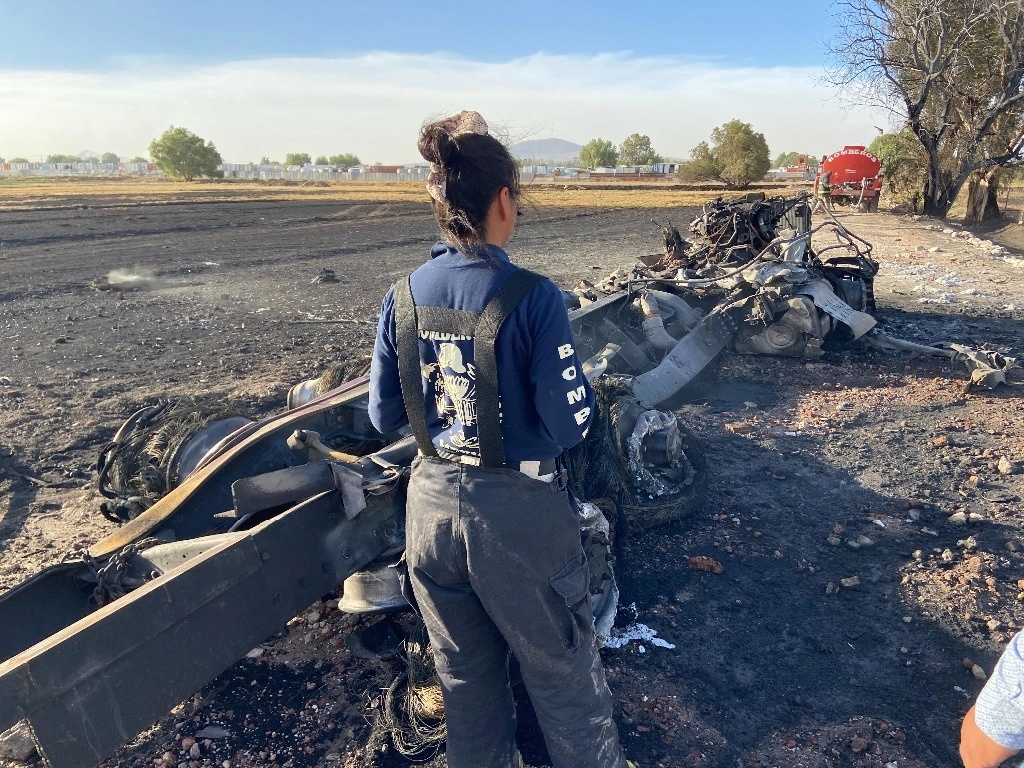 La explosión de pipa de gas LP en la carretera Teoloyucan-Jaltenco dejó la unidad reducida a cenizas. Foto Javier Salinas