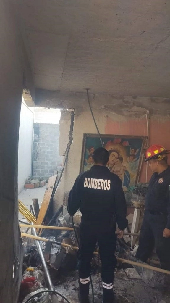 La explosión de fuegos artificiales causó daños estructurales en la parroquia del poblado de El Refugio, en Atotonilco de Tula, Hidalgo. Foto Proporcionada por Bomberos de Atotonilco 
