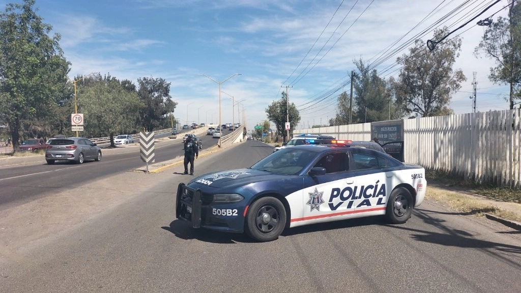 Ante la explosión de la planta de gas LP, Policías municipales de Aguascalientes crearon la vialidad de la carretera estatal 25 que lleva de esta ciudad a la comunidad Puertecito de la Virgen en el municipio de San Francisco de los Romo. Foto Claudio Bañuelos 