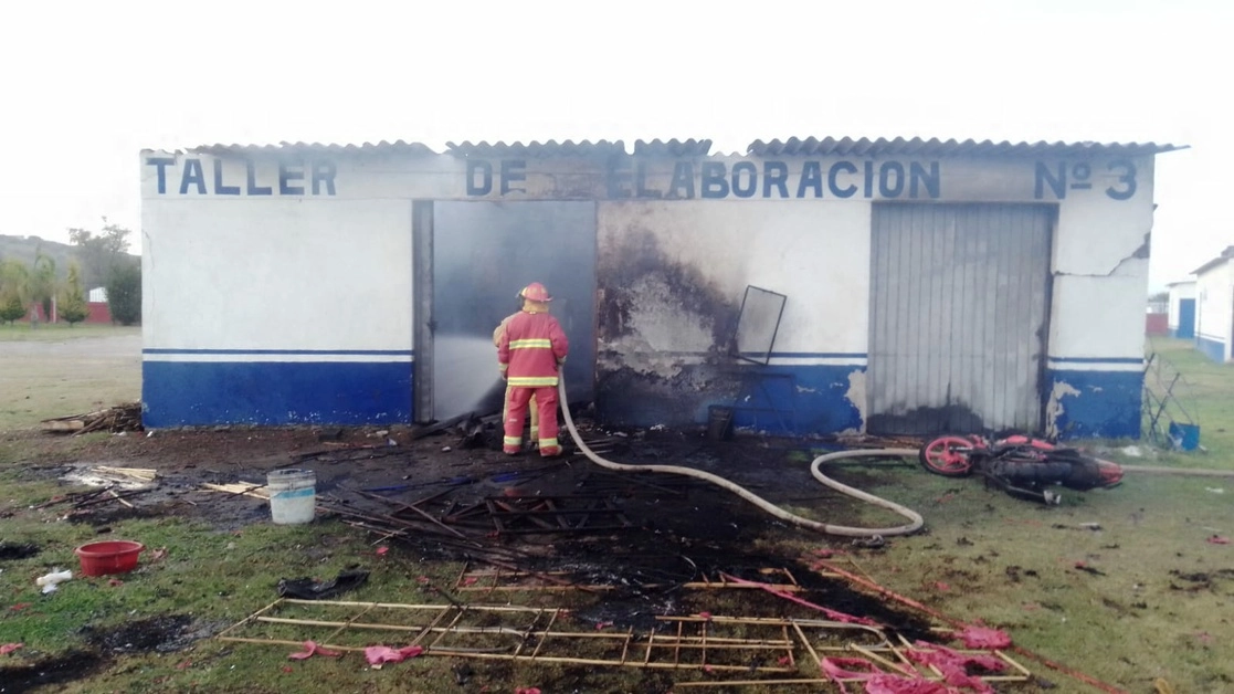 Un bombero en las labores de control del incendio. Foto La Jornada