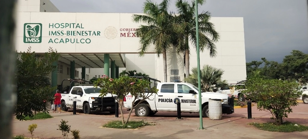 El acceso al hospital permanece restringido para personas con citas o pases para ver a sus familiares internos, mientras que en el estacionamiento se encuentran patrullas de la Guardia Nacional, FGE y Protección Civil estatal. Foto Héctor Briseño