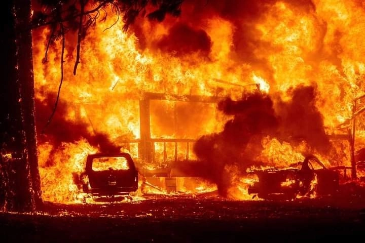 La explosión de la toma clandestina registrada en la localidad de Sayula también consumió dos camionetas. Foto ‘La Jornada’