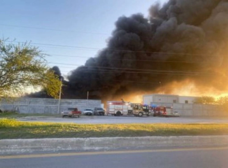 El incendio se registró en terrenos del Simeprode, ubicads en los límites de Escobedo y Salinas Victoria, Nuevo León. Foto La Jornada