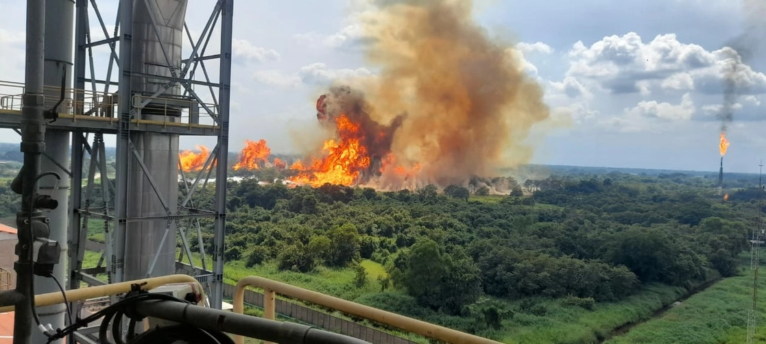 Personal de Petróleos Mexicanos fue desalojado de la estación Paredón, ubicada en la zona rural del municipio de Huimanguillo, Tabasco, debido al estallido e incendio que se produjo cuando una retroexcavadora golpeó accidentalmente un ducto de gas etano. No hubo lesionados. Foto ‘La Jornada’