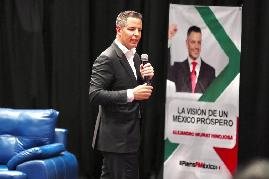 Alejandro Murat durante su gira por Puebla. Imagen tomada de su cuenta de twitter