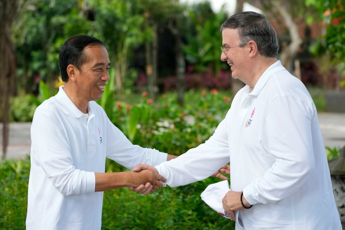 El presidente de Indonesia, Joko Widodo, a la izquierda, saluda al secretario de Relaciones Exteriores de México, Marcelo Ebrard, durante un evento en el marco del G-20 en Bali, Indonesia, el 16 de noviembre de 2022. Foto Ap