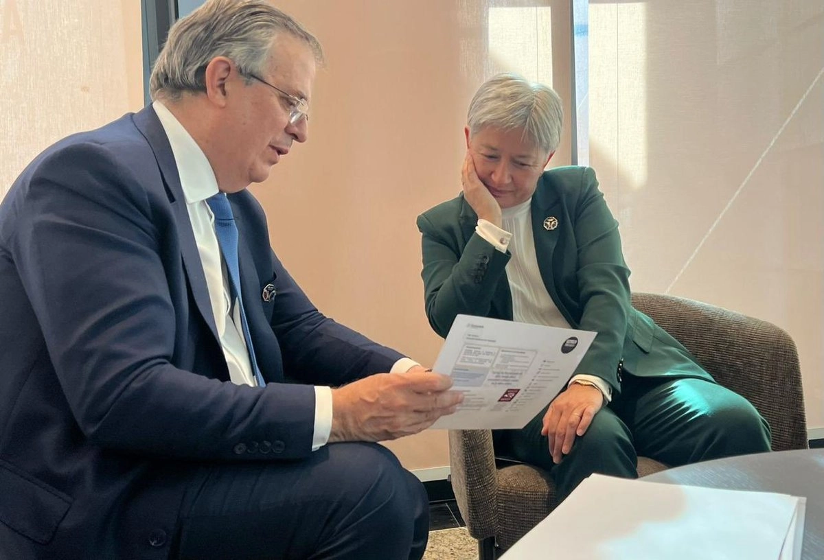 El titular de Economía, Marcelo Ebrard durante un encuentro con la ministra de Asuntos Exteriores de Australia, Penny Wong. Foto tomada de la cuenta de X 
