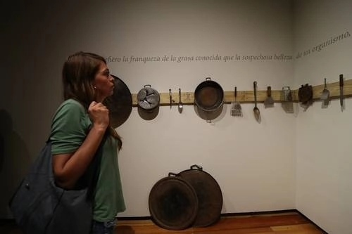 Instalación de Jeannette Betancourt que habla de estereotipos femeninos a través de cacharros de cocina. Foto Yazmín Ortega Cortés