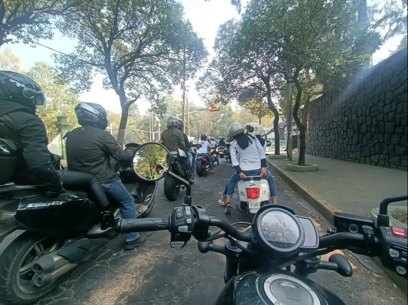 Existen limitaciones para aplicar las leyes de tránsito a motociclistas en la Ciudad de México, una de ellas es que las foto-infracciones no alcanzan a leer las placas de estos vehículos. Foto Xaviera Alfaro / Archivo 