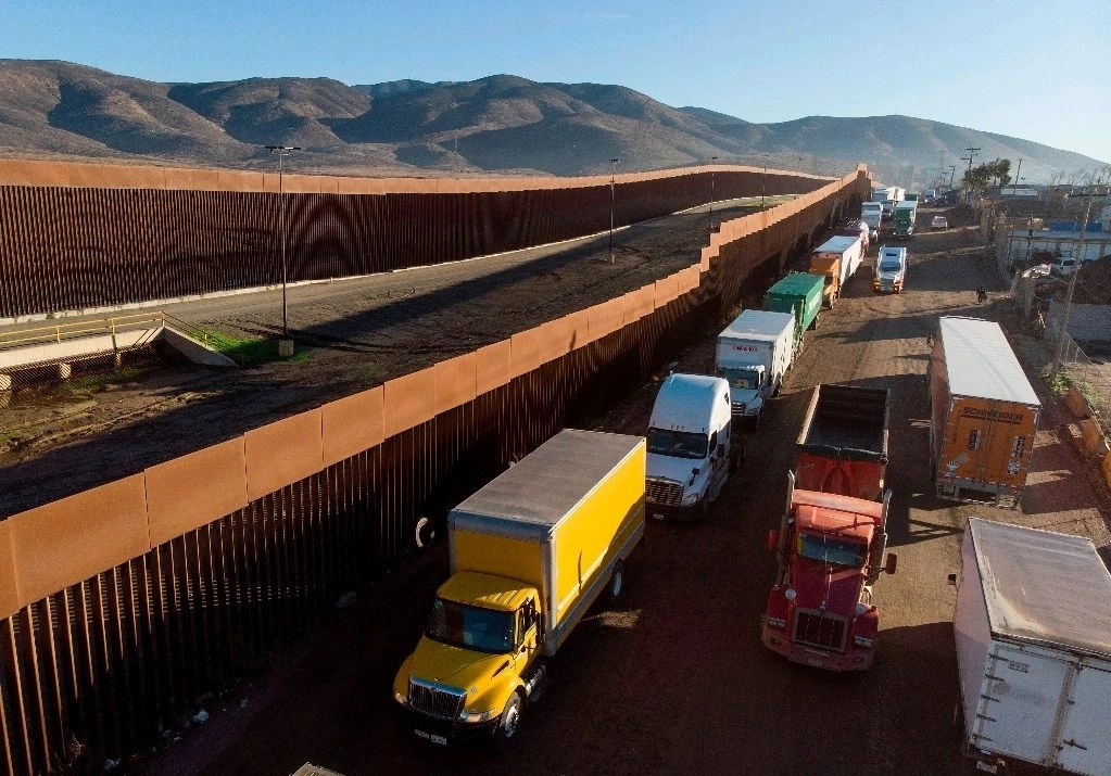 Camiones esperan para cruzar a Estados Unidos en la aduana de la Mesa de Otay, en Tijuana. Foto 