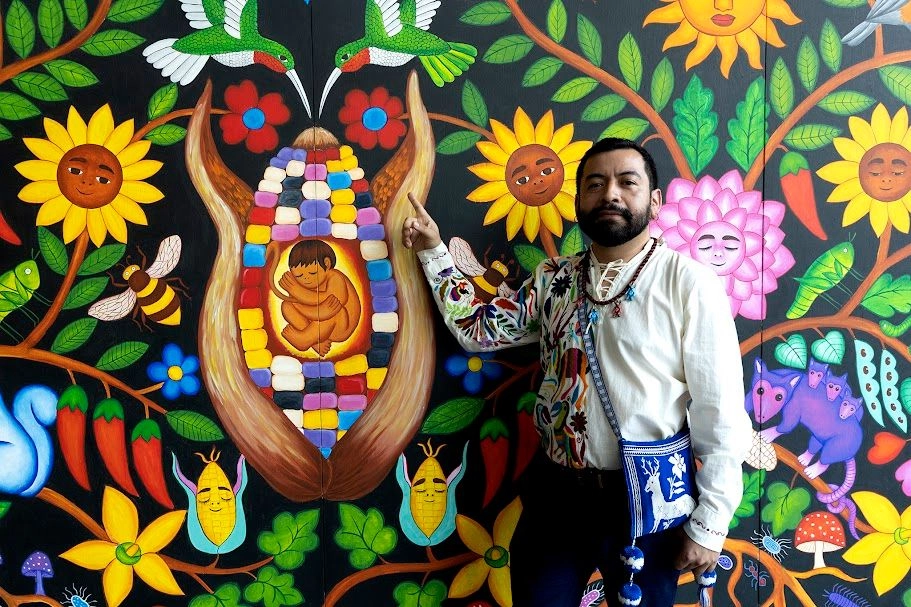 Santiago Savi frente a su mural 'El universo de la milpa', de 5 metros de ancho por 2.5 de alto. Foto 