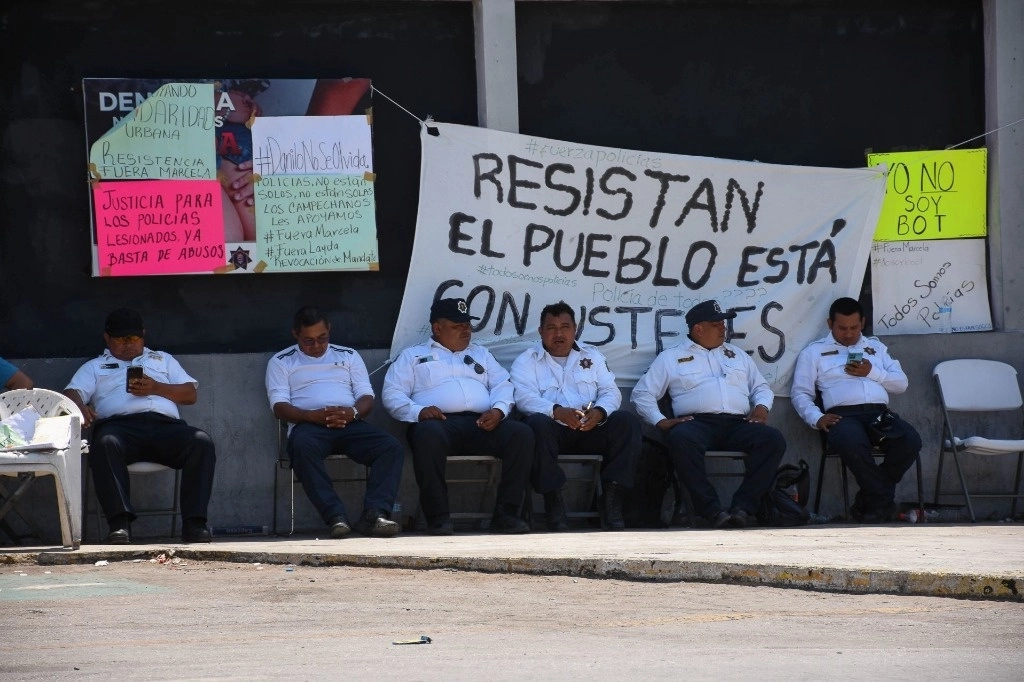 Policías Estatales, durante su protesta en las instalaciones de la Secretaria de Seguridad Publica en Campeche. Foto Cuartoscuro 
