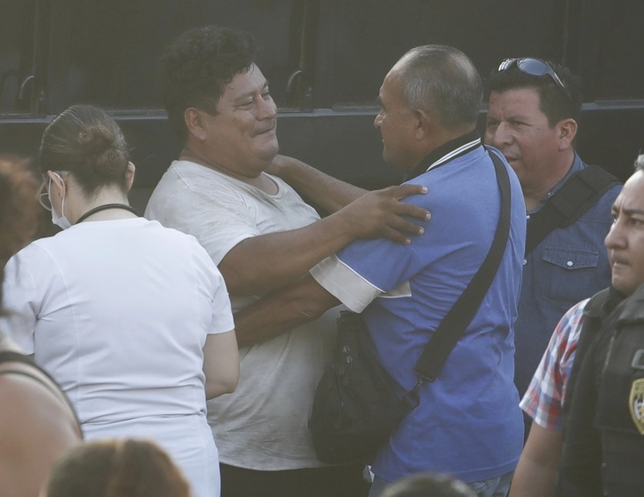 El presidente Andrés Manuel López Obrador apuntó que le dio mucho gusto “y me puse muy contento” cuando el viernes pasado le informaron que se había liberado a los 16 trabajadores de esa dependencia local, que fueron levantados el martes. Foto Víctor Camacho