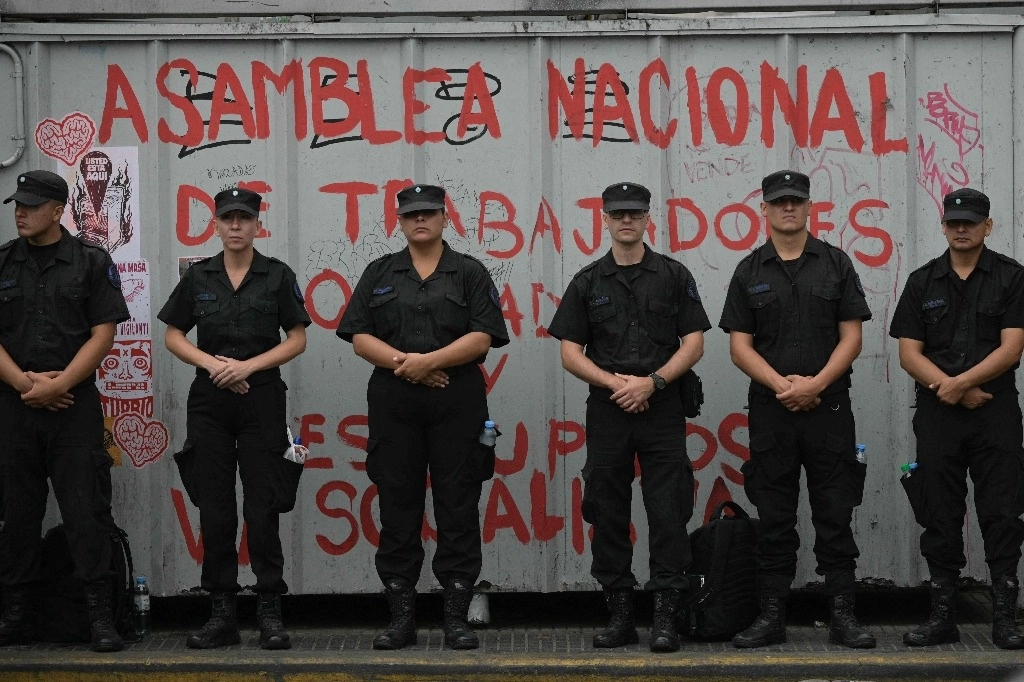Miembros de la policía custodian el Congreso argentino, donde legisladores debaten el controvertido proyecto de ley ultraliberal de reformas económicas del presidente Javier Milei, en Buenos Aires, el 6 de febrero de 2024. Foto Afp