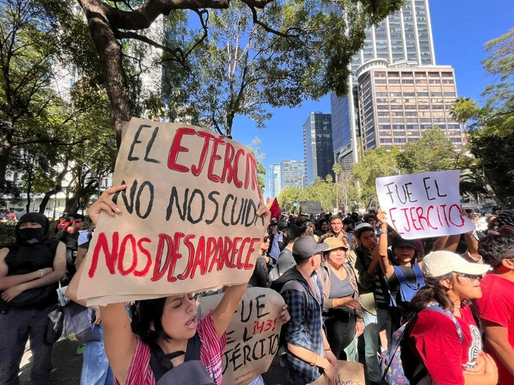Contingentes se congregan alrededor del Ángel de la Independencia, previo a la marcha en conmemoración por los nueve años de la desaparición de los 43 estudiantes de Ayotzinapa, en la Ciudad de México, el 26 de septiembre de 2023. Foto Luis Castillo