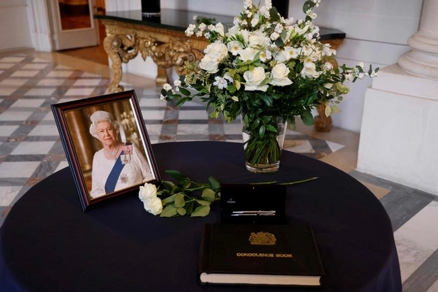 Un libro de condolencias junto con una fotografía de la reina Isabel II. Foto Afp