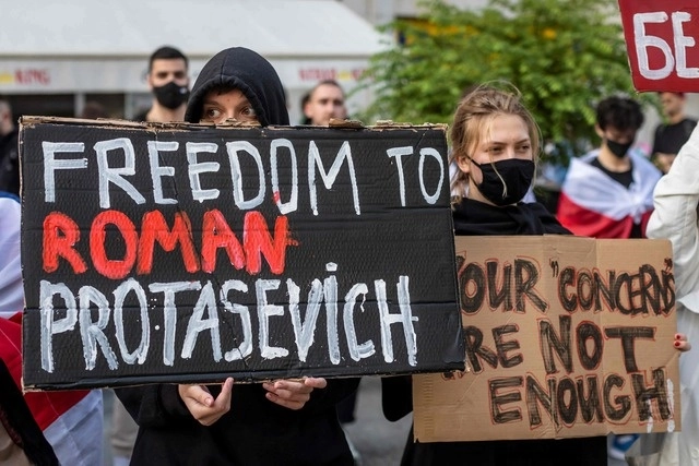 Personas exigen la liberación del opositor Roman Protasevich durante una protesta. Foto Afp