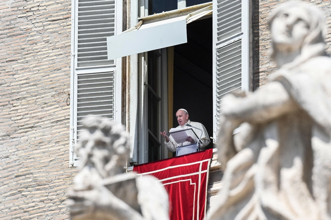 El Papa Francisco habla desde una ventana del palacio apostólico con vista a la Plaza de San Pedro en el Vaticano durante la oración semanal del Ángelus seguida de la recitación del Regina Coeli el 9 de mayo de 2021. Foto Afp