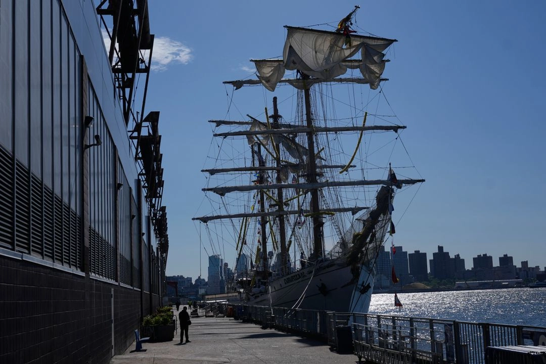 El buque 'Cuauhtémoc' se mantiene atracado en Manhattan después de haber chocado con el puente de Brooklyn, el sábado pasado. 