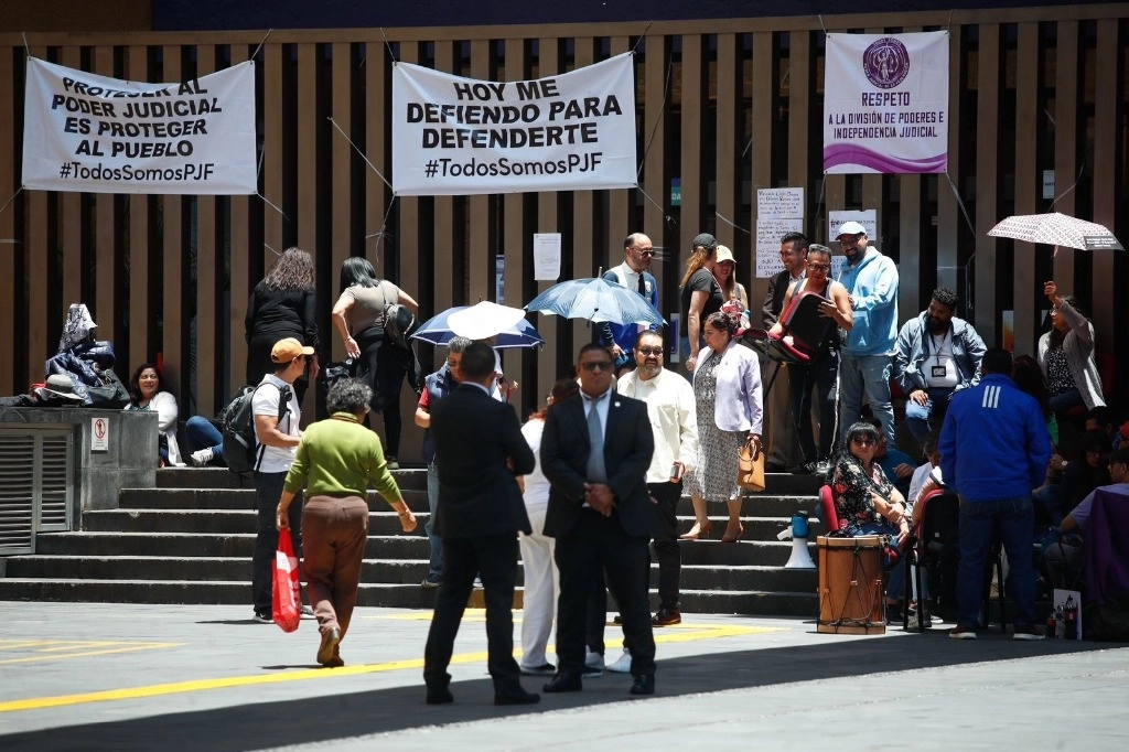 Trabajadores continúan con el paro indefinido de labores en el Poder Judicial de la Federación, en el edificio ubicado en avenida Revolución 508, en la Ciudad de México, el 20 de agosto de 2024. Foto Cristina Rodríguez
