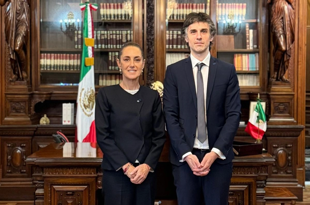 La presidenta Claudia Sheinbaum Pardo junto con Guido Croxatto, abogado del presidente Pedro Castillo. Foto tomada de 