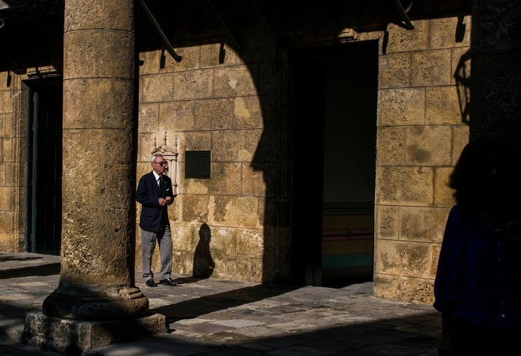 El historiador de la ciudad de La Habana, Eusebio Leal Spengler, camina en el patio del Museo de la Ciudad de La Habana, Cuba. Foto AP / archivo