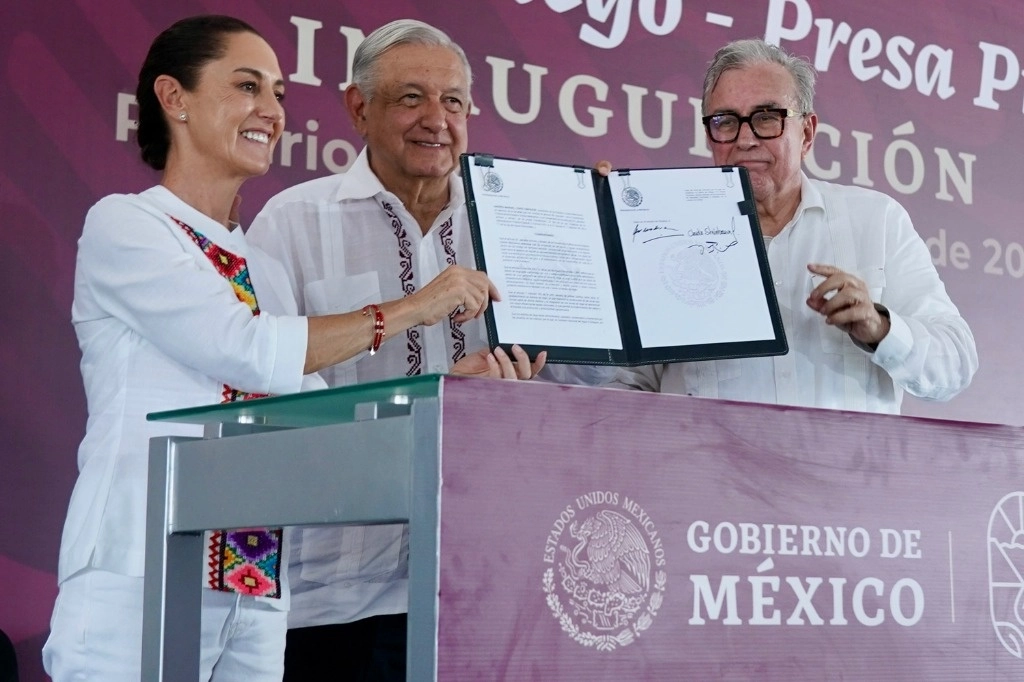 La presidenta electa Claudia Sheinbaum, el presidente Andrés Manuel López Obrador y el gobernador de Sinaloa Rocha Moya, durante la inauguración del nuevo distrito de riego Picachos, vinculado a la presa del mismo nombre. Foto Presidencia
