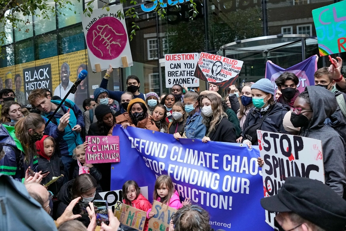 Protesta de jóvenes frente al Standard and Chartered Bank en Londres, Inglaterra. Foto Ap 