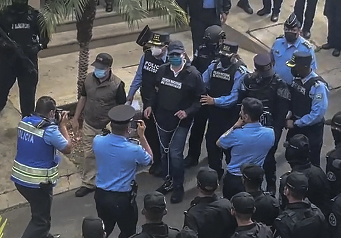 El expresidente de Honduras, Juan Orlando Hernández, fue detenido y trasladado, esposado de manos y pies, hacia una base policial, el 15 de febrero de 2022. Foto Afp