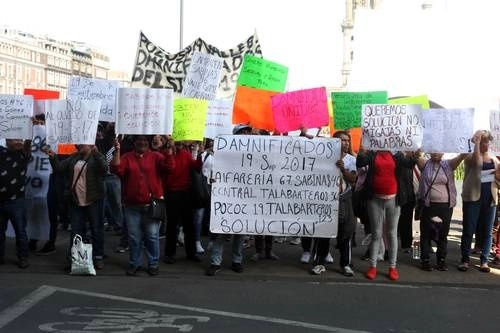 Manifestación de un grupo de  damnificados por el sismo del 19 de septiembre de 2017, frente al edificio del Gobierno de la Ciudad de México. Foto Foto Jesús Villaseca / archivo 