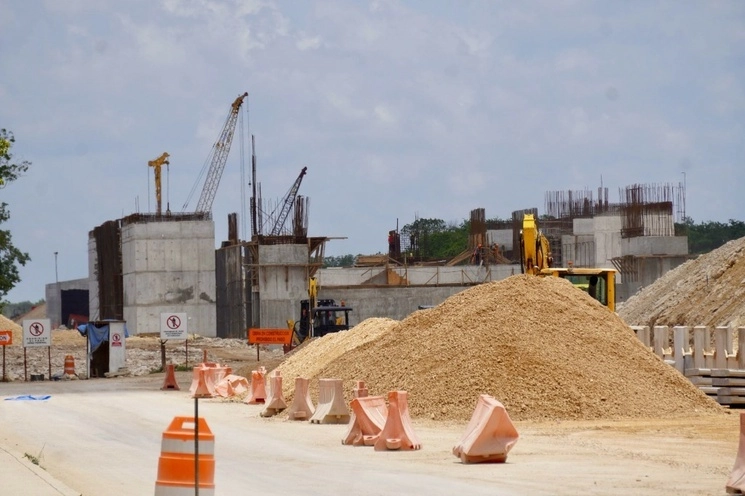 Aspectos de las obras de construcción de las estaciones del Tren Maya en la colonia Villas del Sol, en Playa del Carmen, Quintana Roo. Foto Cuartoscuro
