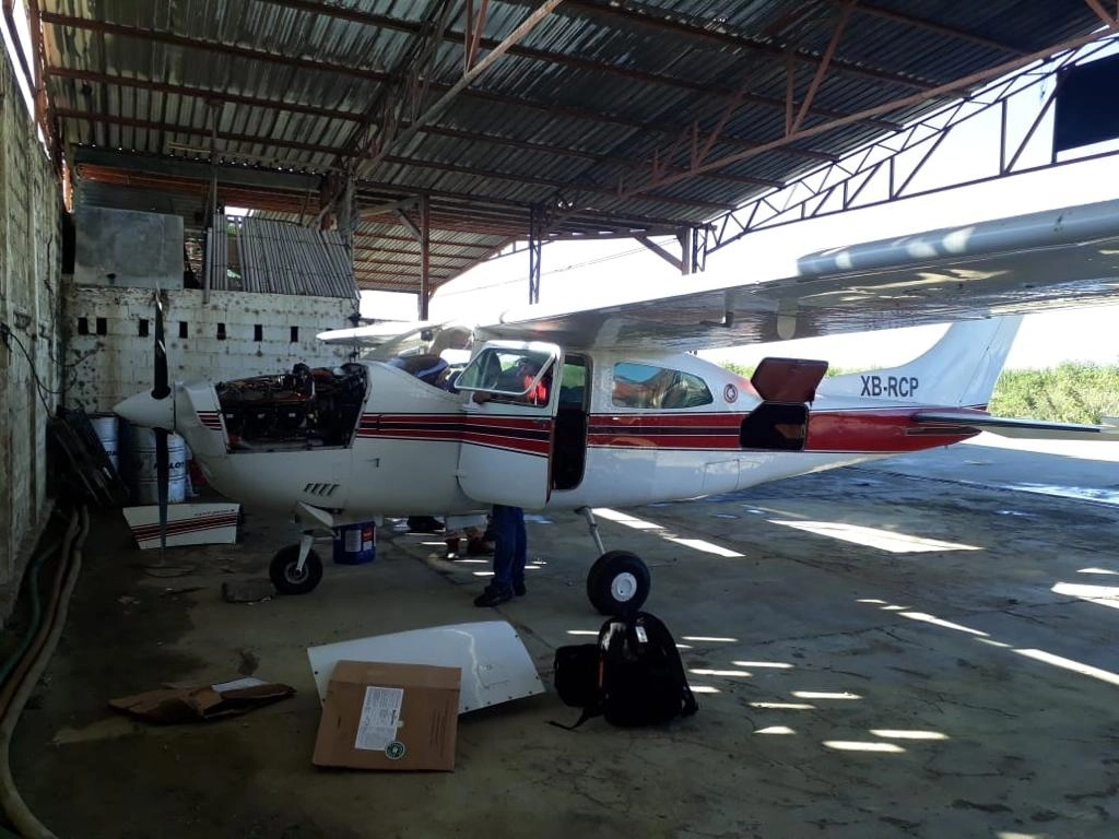 Al momento de asegurar la aeronave, los agentes ministeriales observaron una instalación artesanal con la finalidad de reabastecer combustible en el aire para obtener mayor autonomía. Foto cortesía FGR Chiapas