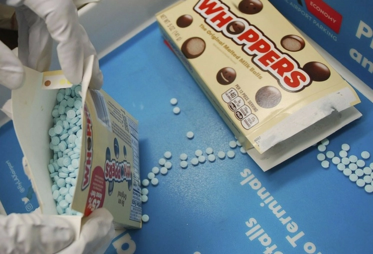 Presuntas pastillas de fentanilo halladas en cajas de dulces. Foto Ap / Archivo
