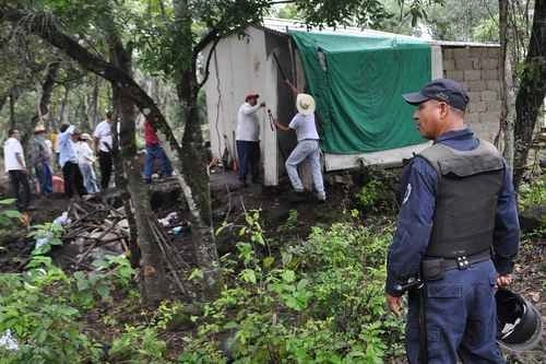 Comuneros y policías desinstalaron asentamiento irregular en El Texcal, Morelos. Foto Cuartoscuro/ archivo