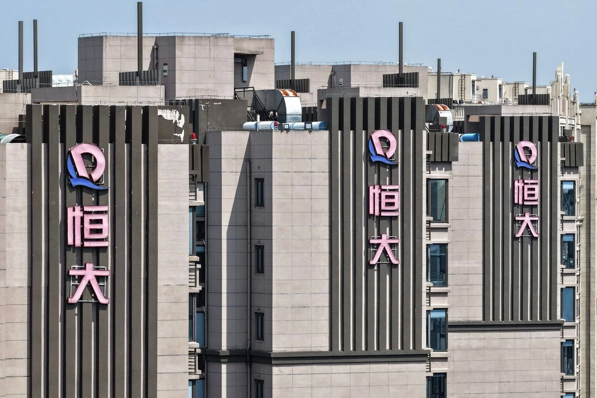 Logotipos de Evergrande Group se ven en edificios de apartamentos en China. El gigante inmobiliario fue retirado de la Bolsa de Valores de Hong Kong debido a que una carga de deuda. Foto