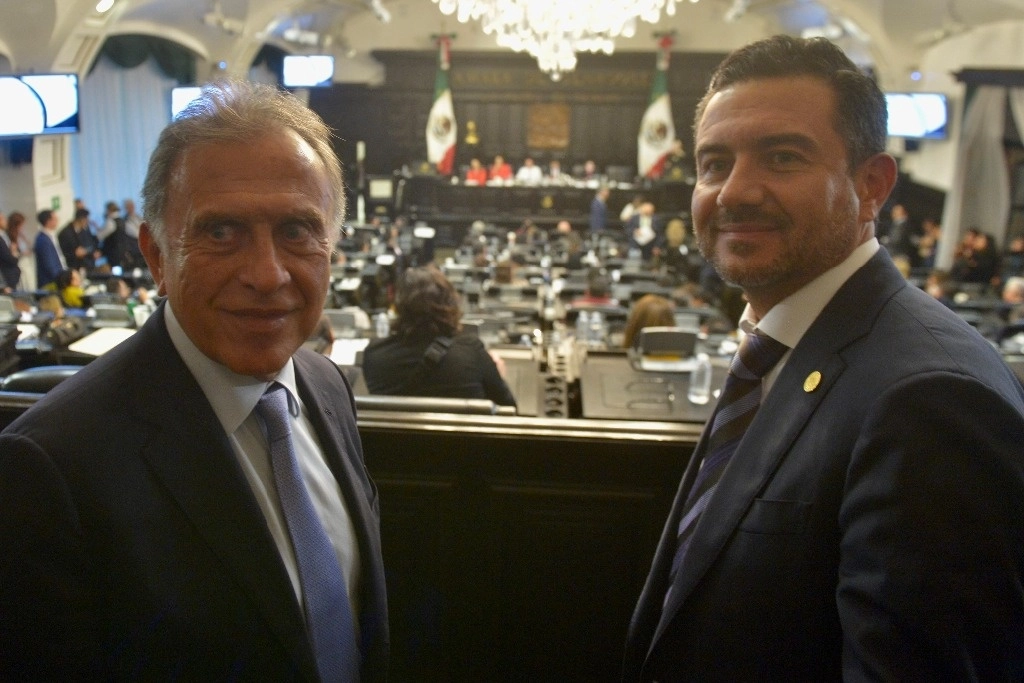 Miguel Ángel Yunes Márquez (der.) y su padre, Miguel Ángel Yunes Linares, aún pueden impugnar su expulsión del PAN. En la imagen, ambos durante la sesión en la que se aprobó la reforma al poder judicial con 86 votos a favor en el Senado de la República, el 11 de septiembre de 2024. Foto Germán Canseco
