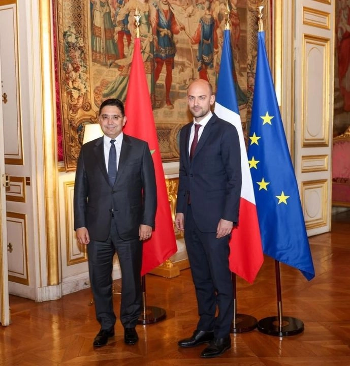 El ministro de Exteriores de Francia, Jean-Noël Barrot, recibió en París a su homólogo de Marruecos, Naser Burita, en una visita programada que coincide con el nuevo rebrote de la tensión con Argelia, que ha ordenado la expulsión de doce empleados de la Embajada gala como represalia por la detención de un agente consular argelino. 