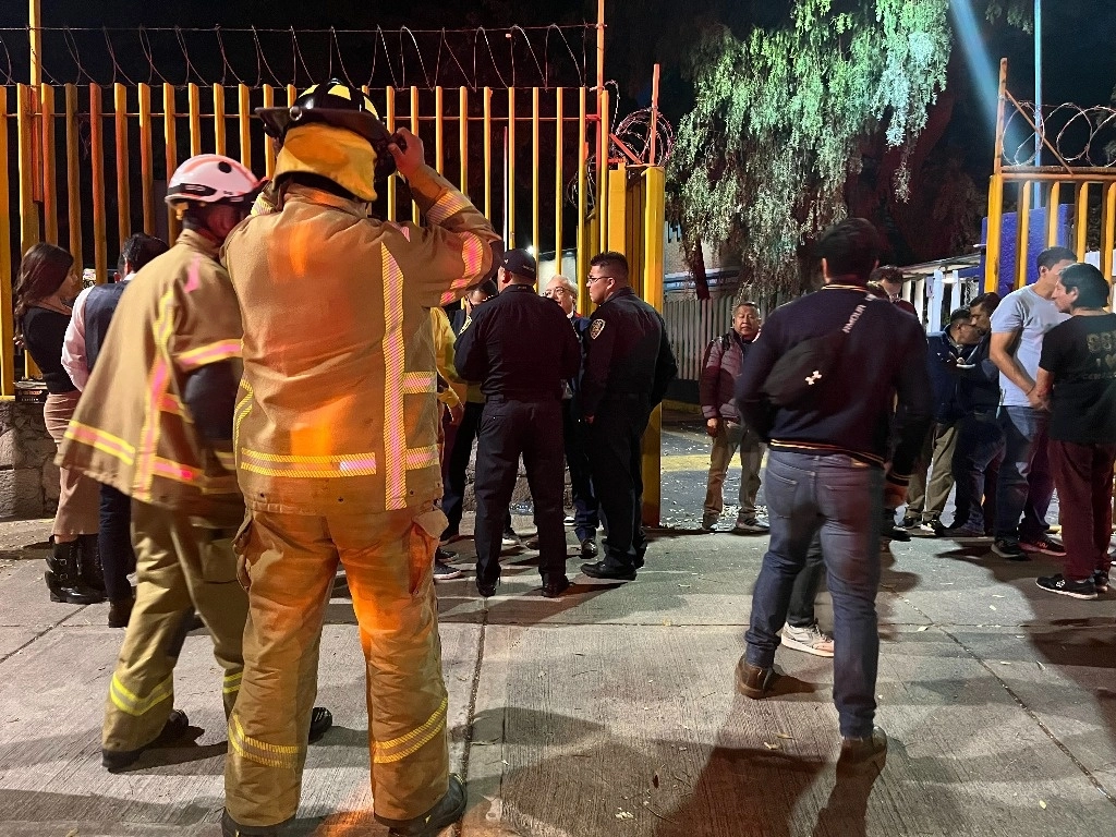 Elementos del Heroico Cuerpo de Bomberos acudieron a sofocar el siniestro en instalaciones del CCH Azcapotzalco. Foto María Luisa Severiano