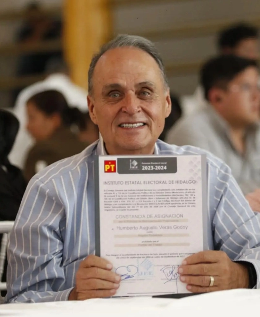 Humberto Veras nuestra su constancia de mayoría cómo regidor de Pachuca. Foto 'La Jornada'